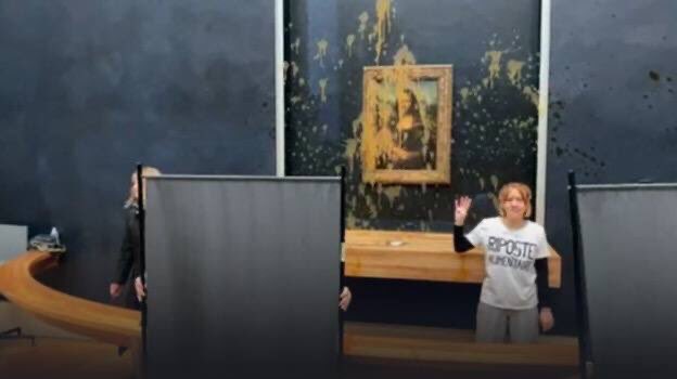 yuvnique's tweet photo. Breaking:

Latest visuals of protesters targeted the iconic #MonaLisa painting in #Paris, hurling soup in an act of vandalism. 

Fortunately, the famous artwork, remained unharmed as it is protected by a clear casing. An environmental group, #RiposteAlimentaire, claimed responsibility for the incident. 

#France