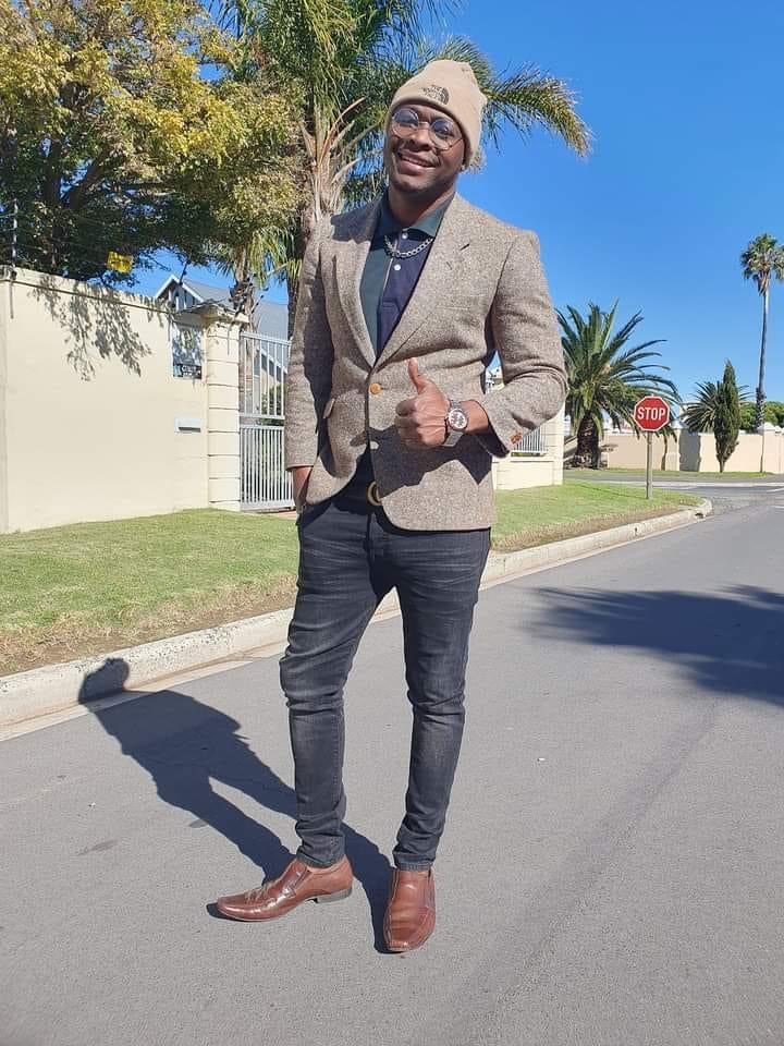 A Zimbabwean music promoter, Paulus Shaun Maridadi, was shot and killed in Capetown during “an armed robbery” of his vehicle. Maridadi was shot along with his other 5 friends who are recovering in a hospital in Cape Town.

Read full article: zimweek.com/another-zimbab…
