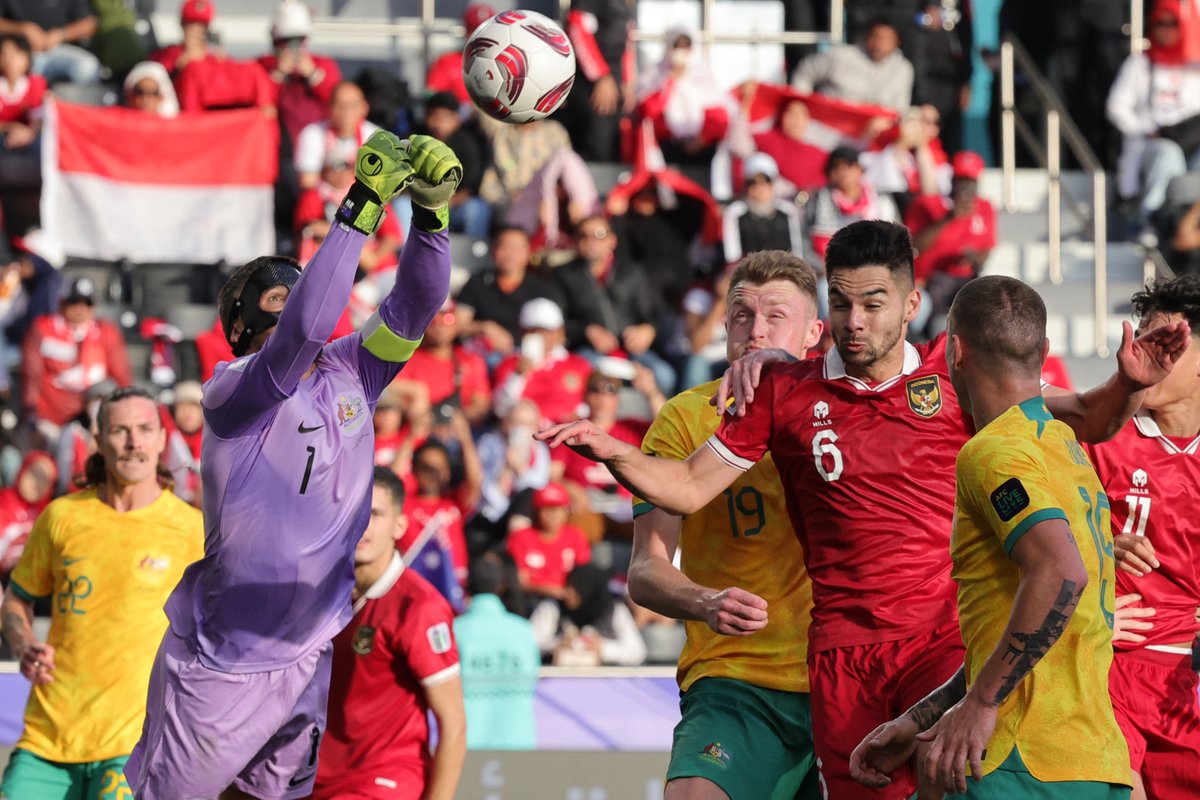 MATOKEO | #AsianCup2023

FT: Australia 4-0 Indonesia
Baggott 12' (OG)Boyle 45', Goodwin 89’, Souttar 90+1’

#AFCAsianCupQatar2023 #Qatar2023 #AsianCup #KombeLaMataifayaAsia #AFCAsianCup #Australia #Indonesia #AustraliaIndonesia #AUSIND 📷 @afpphoto