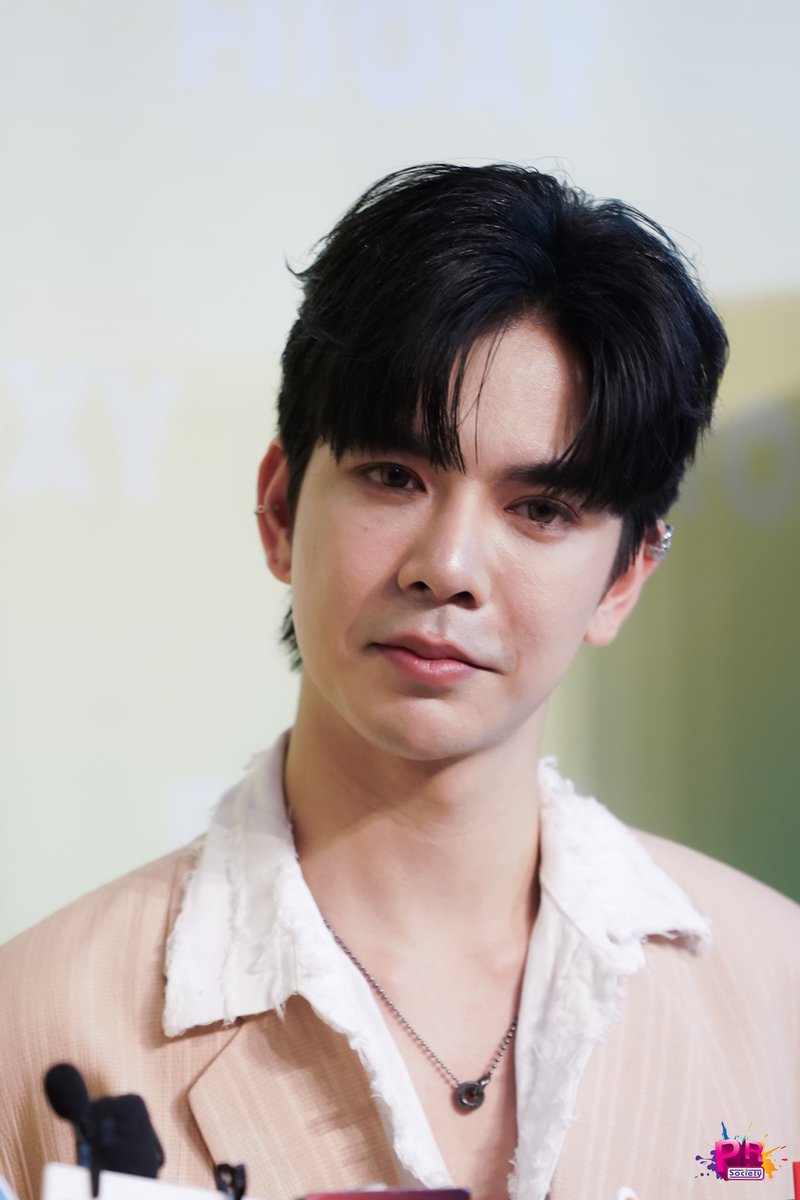 PRSocietyNews's tweet photo. [CLIP] เซ้นท์ ผู้บริหารแบรนด์ PIRAMYST เปิดตัวผลิตภัณฑ์เสริมอาหาร พร้อมพรีเซ็นเตอร์ทั้งสอง บิลลี่เบ้บ
https://t.co/aVfuxheznW 

#PIRAMYST #Fitoxy 
#Saint_sup #MingEr 

แบรนด์เราจะไม่ได้มีแค่อาหารเสริมแต่จะมีเครื่องสำอางค์ด้วยในอนาคต วันนี้เปิดตัว FITOXY มีทั้งหมด 3 สูตร สำหรับผู้ที่มีปัญหาเรื่องขับถ่าย บวมน้ำ บวมโซเดียม สามารถใช้ผลิตภัณฑ์นี้ได้ ที่เลือกเปิดตัวตัวนี้ก่อน เนื่องจากคนรอบตัวและตัวเองเริ่มแก่ขึ้น กลุ่มเป้าหมายคือทุกช่วงวัยเลย วางขายในช่องทางออนไลน์ และฝากติดตามผลิตภัณฑ์อื่นๆเพิ่มเติม

สองพรีเซ็นเตอร์ได้ทดลองแล้ว เห็นผลด้วยตัวเอง แนะนำให้ลองทาน มีกิจกรรม fansign กับพรีเซ็นเตอร์ด้วย ร่วมกิจกรรมกันได้

#FITOXYxBillyBabe 
#bbil1ypn #babiibabe