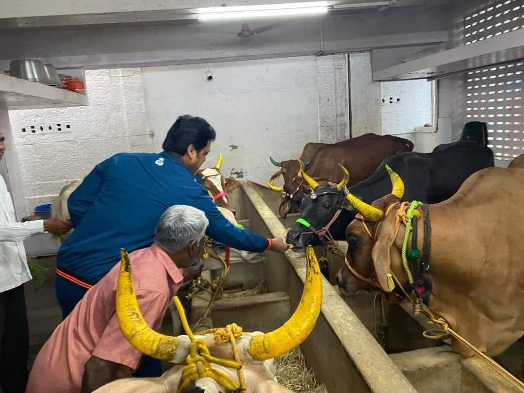 BjpBiplab's tweet photo. चेन्नई के सबसे पवित्र स्थानों में से एक कपालेश्वर शिव मंदिर जाकर सभी के कल्याण की प्रार्थना की। https://t.co/vVYbz5nBBF