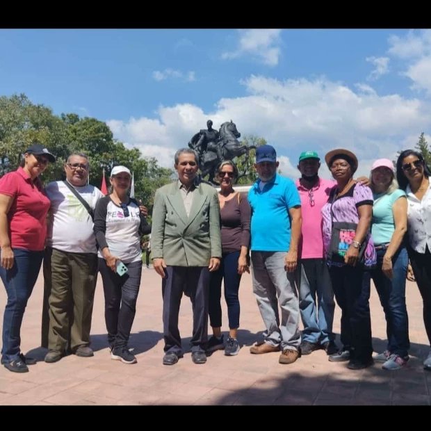 MariaRo09269089's tweet photo. II caminata histórica en Maracay,  celebrando  los 210 aniversario del Decreto del Libertador Simón Bolívar, elevando a ciudad los pueblos de Turmero,  Maracay y La Victoria. Acá el obelisco de la plaza Girardot. En la plza Bolívar rendimos homenaje a nuestro Libertador 🇻🇪 https://t.co/FSzJWEv5Vd