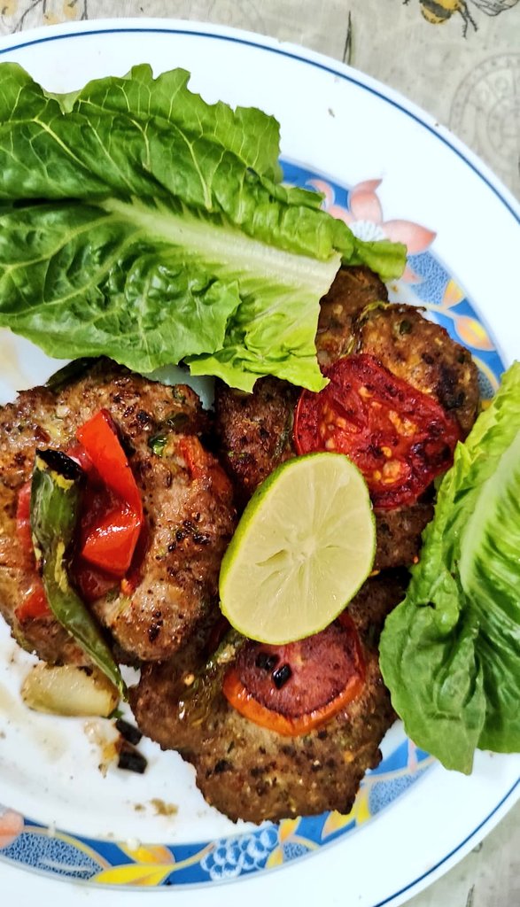 khattak_Zalanda's tweet photo. Chapli Kebab... my all time favorite food ❤️
#Dinner #ByMom https://t.co/8Ugp3HZ6qb