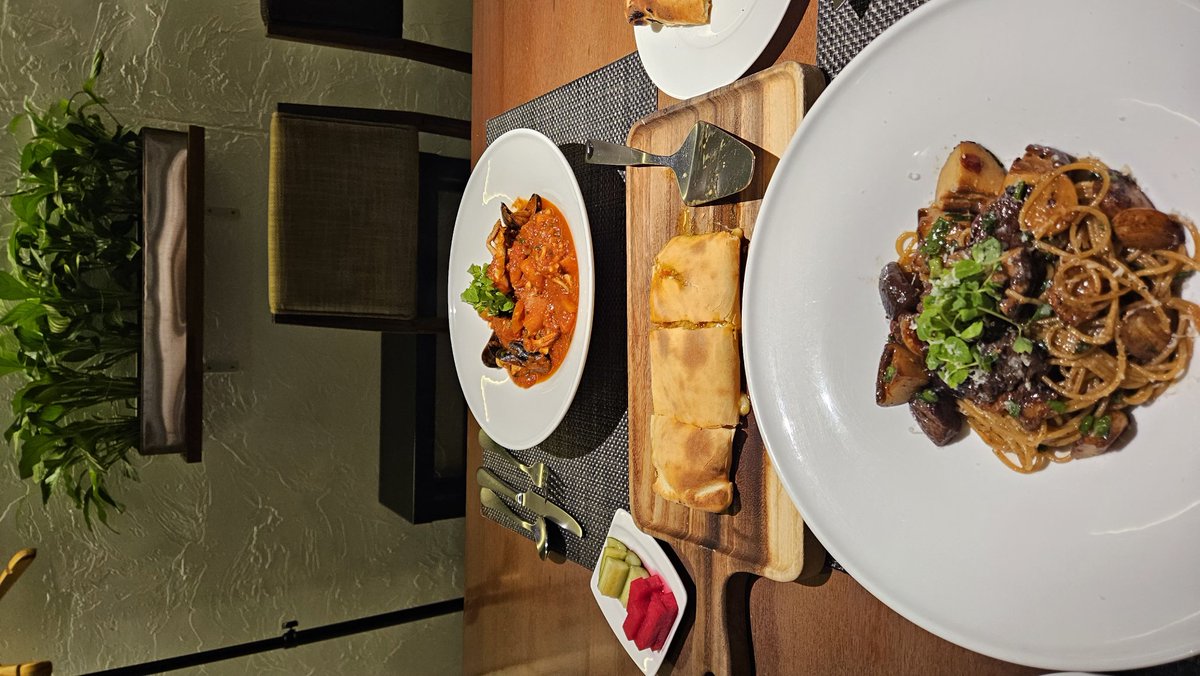 배고픈데 너무늦게 나와서
은근짜증났다.
근데 너무 맛나서 기분이 좋아졌다.
단순하다.
