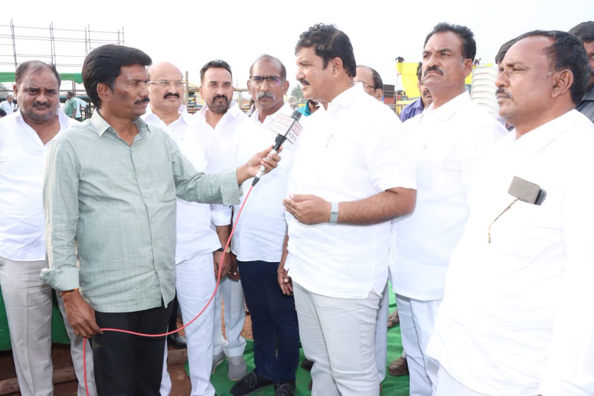 DhulipallaNk's tweet photo. రేపు జరగనున్న శ్రీ నారా చంద్రబాబు నాయుడు గారి రా.. కదలిరా..! బహిరంగ సభ జరగనున్న వడ్లమూడిలోని ఎన్టీఆర్ ప్రాంగణంలో ఏర్పా��్లను మహిళ కమిషన్ మాజీ ఛైర్ పర్సన్ శ్రీమతి నన్నపనేని రాజకుమారి, మాజీ ఎంపీ శ్రీ కొనకళ్ల నారాయణరావు గారు మరియు ఇతర ముఖ్యనాయకులతో కలిసి పరిశీలించడం జరిగింది.

#PonnurWelcomesCBN
#RaaKadaliRaaPonnur
#CBNinPonnur
#రాకదలిరా
#RaaKadaliraa