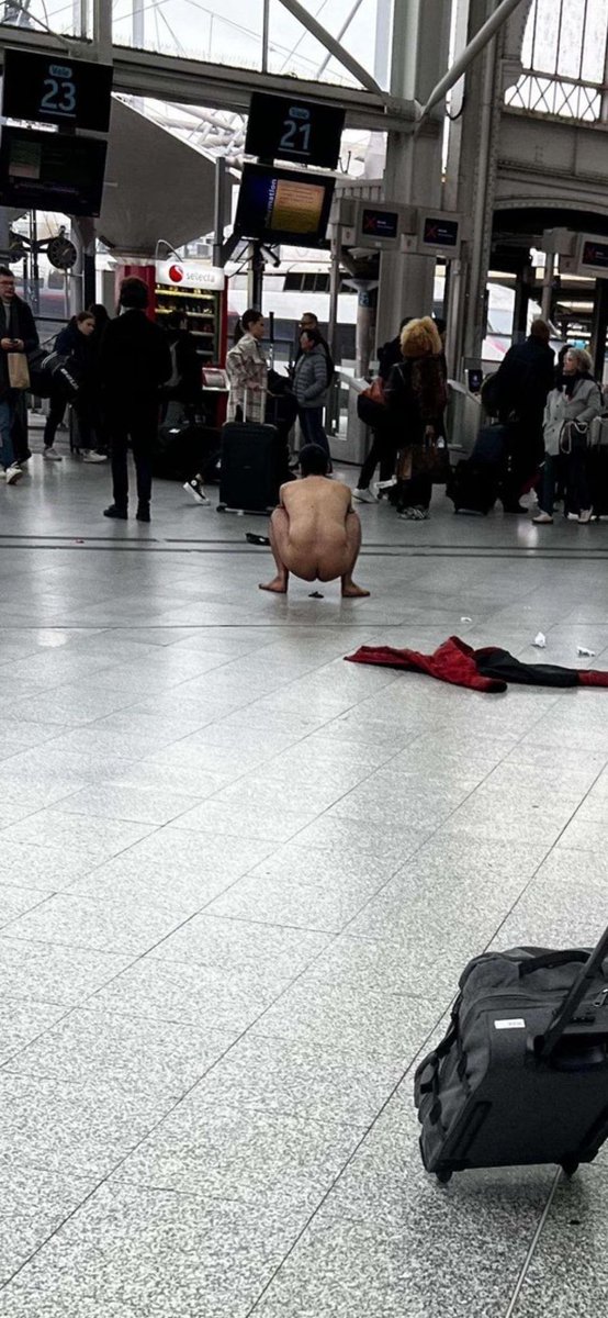 ChLECHEVALIER's tweet photo. L'enrichissement culturel dans nos halls de gare.
C'est ça, la #CULTURE migrante et #macronique...