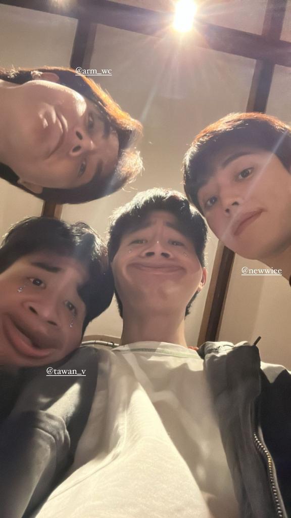 TayTawanMyanmar's tweet image. My 91 Gang &amp;amp; their youngest😭💚💛💙💕
I missed them😭😭

#Tawan_V #OffJumpol #ArmWC #Newwiee