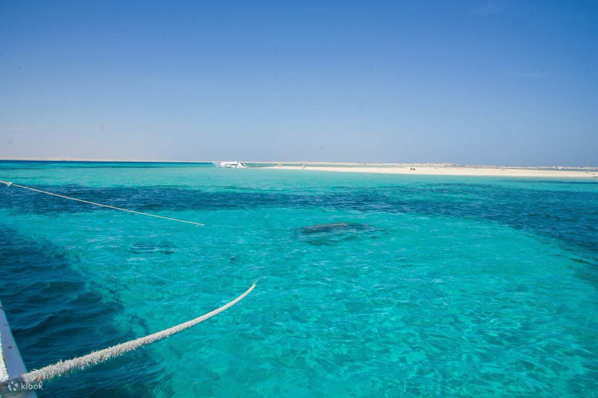 🇪🇬🤿 #Égypte | L'île d'Utopia, avec ses eaux cristallines d'un bleu éclatant, son sable fin et blanc, son restaurant en bord de mer, et ses sites de plongée, offre une escapade parfaite pour ceux en quête d'évasion. 

Située près d’Hurghada, juste au large de la côte de Safaga,…