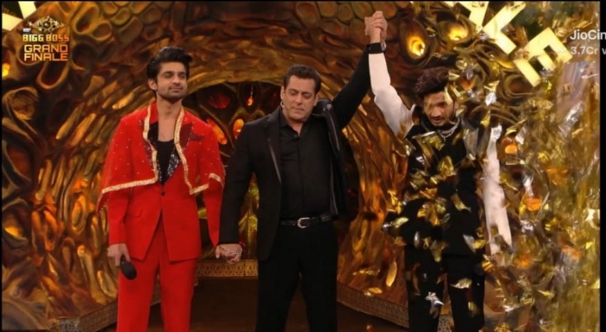 VinodYadavS_87's tweet photo. Big congdulate Munawar faruqui bhai aap deserve karte thea big boss ki yeh trophy kuki munawar bhai aap first week se number one position par thea aur last week tak aap number one par rahe yeh big boss ke history mein first time huwa hai 👍👍 #MunawarFaruqui𓃵  #BigBossTrophy 🏆 https://t.co/59ePL5eXUl
