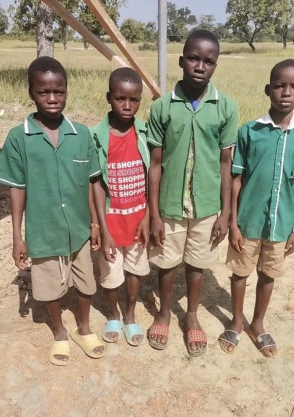 Localshoes_plug's tweet image. We are happy to announce that 20% of our profits goes back to the society.
We provide free footwear for students in deprived areas.
Do well to send us a dm if there are students without good footwear in your school 🙏
#wearGhana🇬🇭 #stunnershoesGH