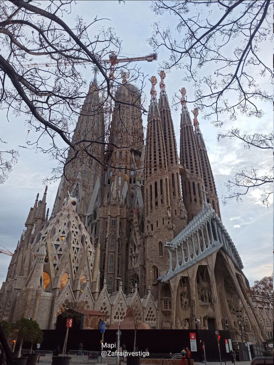 Zafrainvestiga's tweet image. #MicrorrelatoMatemático Autor #AntoniGaudí "A través de la #SagradaFamilia he buscado plasmar la infinita sabiduría divina en cada rincón, creando 1 lugar de encuentro entre lo terrenal y lo celestial"
"No es la última de las catedrales
Es la 1ª de 1nueva serie"#MiradaMatemática