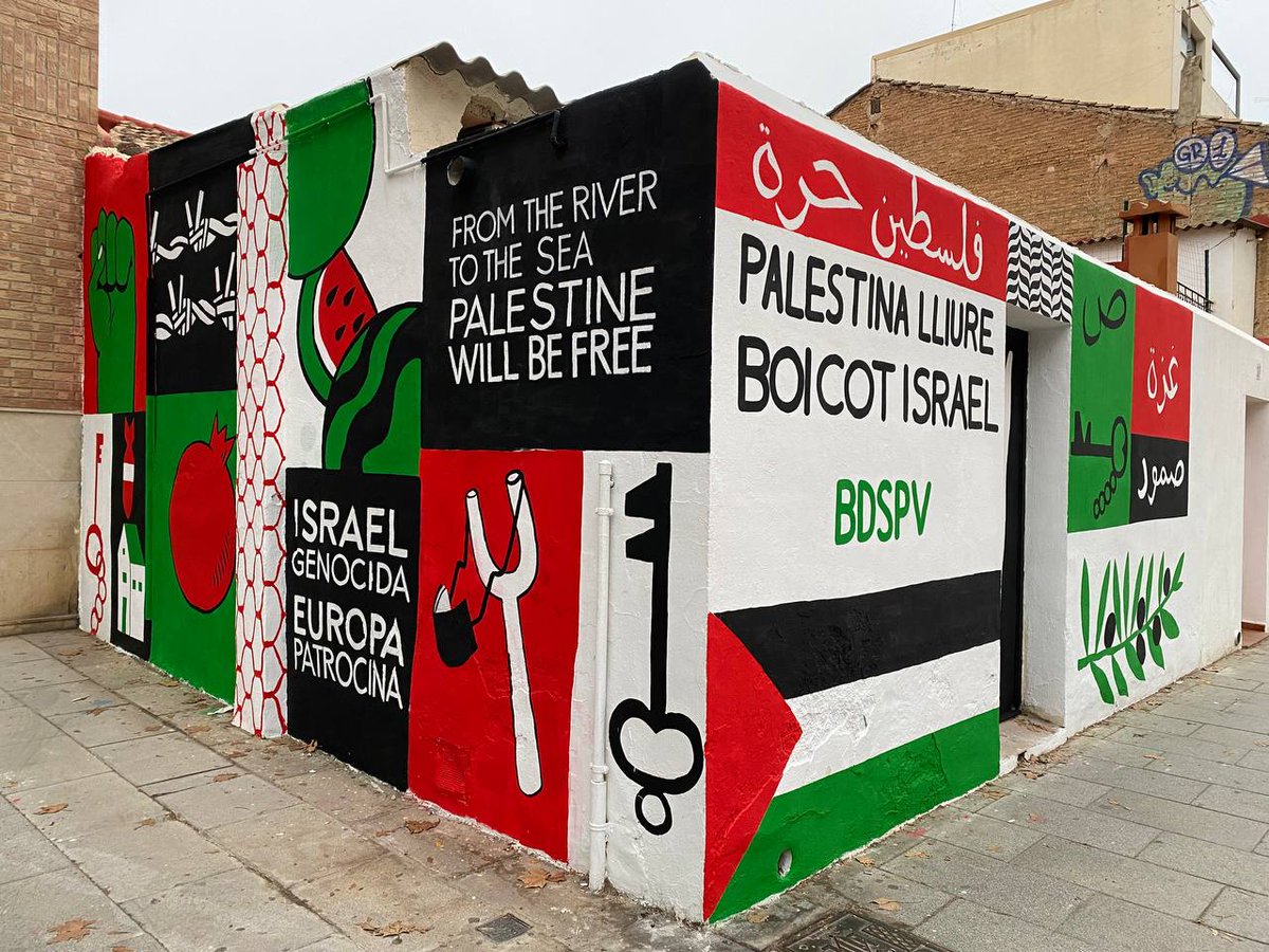 ✊🏼 Vam dir que tornaríem... I hem tornat! 

🇵🇸 Artistes coordinades per #BDS País Valencià repinten el mural per Palestina a Benimaclet que va ser esborrat per l'Ajuntament de València!