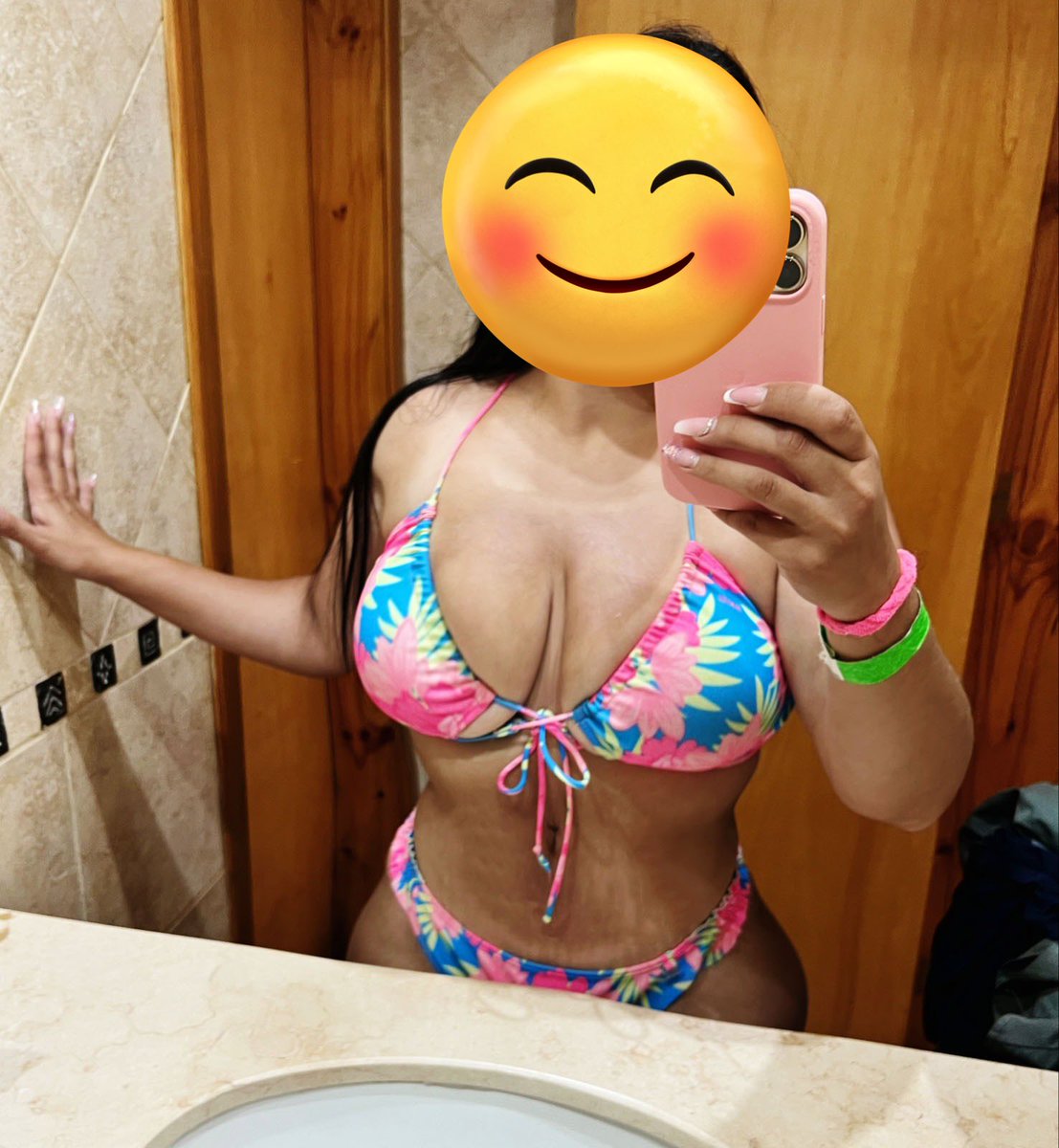 Antonellacamiok's tweet photo. Hola a quien veo hoy en la playa? 
Si le gusta la foto dale rt &amp; ❤️
De apoco estoy contestando todos sus mensajitos gracias besos los amo! https://t.co/X51c4pkQIe