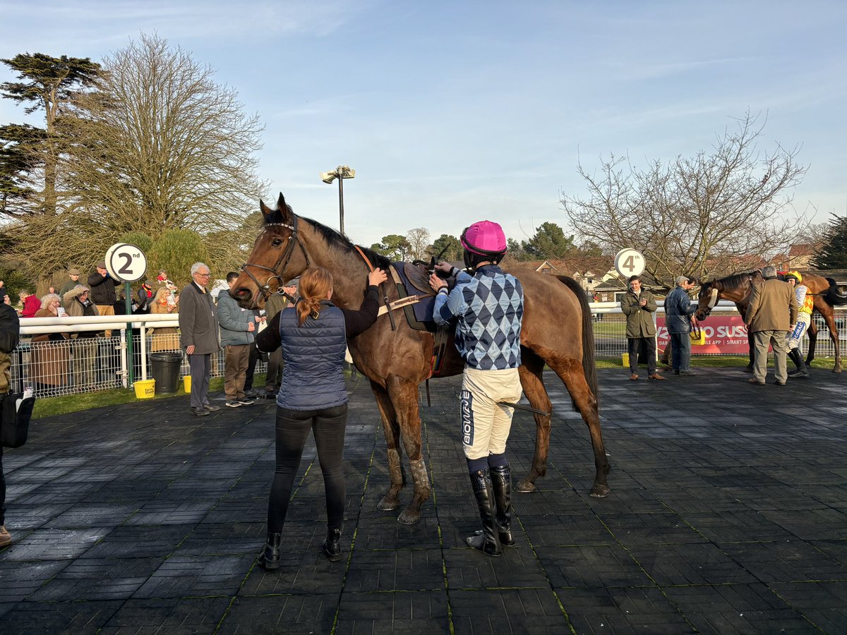 Sir Rock takes two on the bounce with a convincing performance at @FontwellPark for the Henfold Rockers syndicate! A typically cool headed and well timed ride from @kevinbrogan109 - well done all!