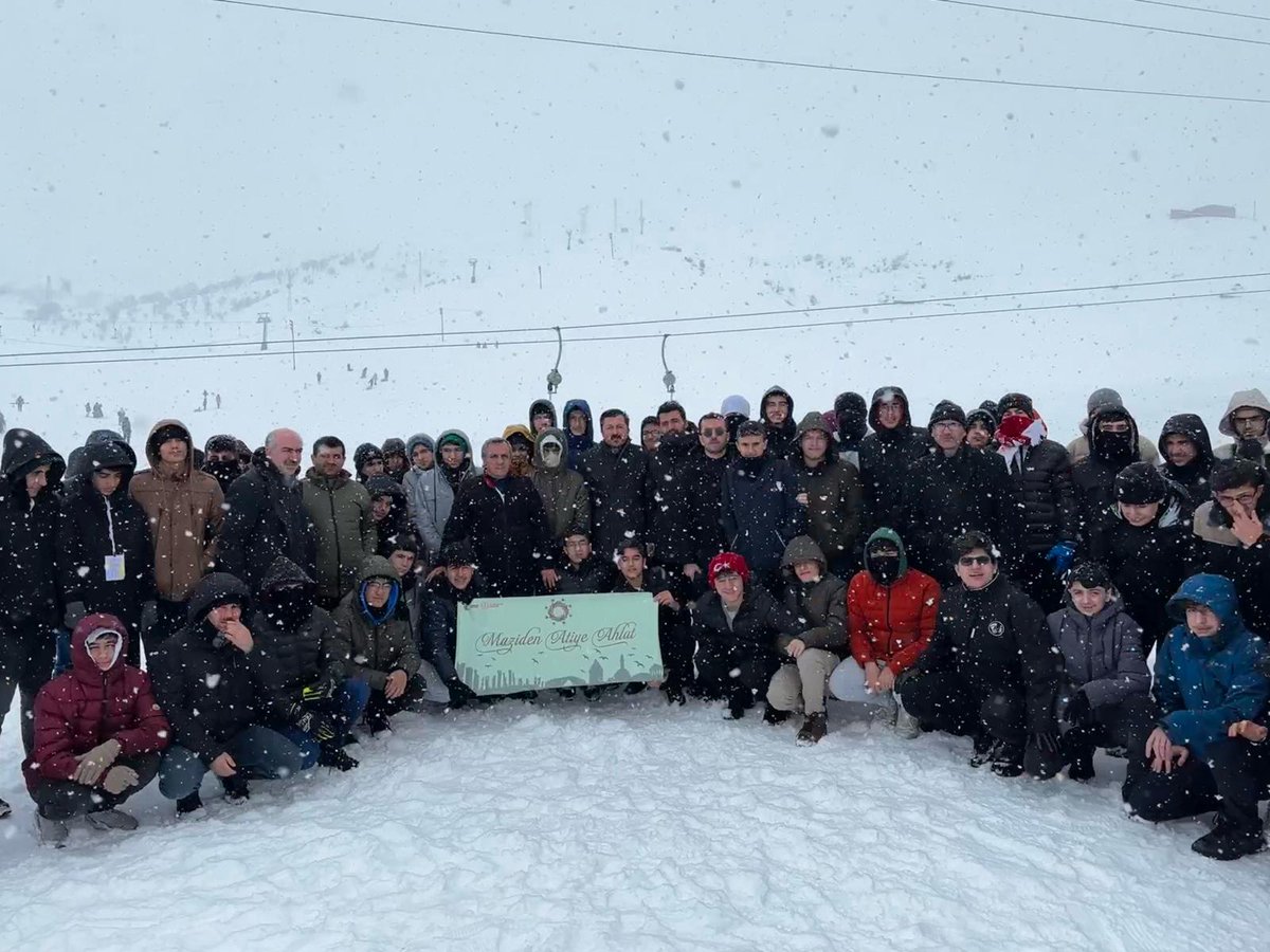meb_dhgm's tweet photo. 📌“Maziden Atiye Ahlat” programı kapsamında öğrencilerimizle Rahva Kayak Merkezi’nde kayak etkinliği düzenlendi. Ardından da Muradiye Şelalesi gezildi.

@tcmeb @Yusuf__Tekin @yilmaznazif @omurfatih https://t.co/hv1A5jxDD9