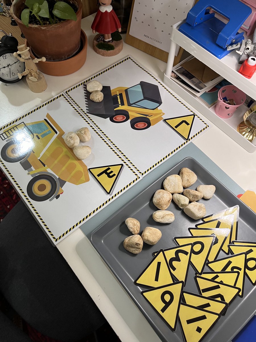 TeacherWaIa's tweet photo. حضّرت نشاط باستخدام الأحجار للحساب 🚜🪨
وإشارات باستخدام الفلين والكرتون 🚫⚠️🚸
بكرة بإذن الله أنزل طريقتها وملف جاهز للطباعة. https://t.co/qgvTO9l9l7