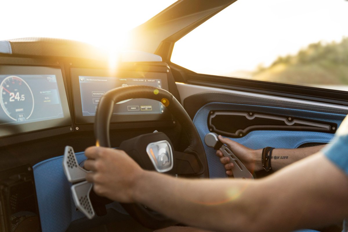 CenturionBoats's tweet photo. The Corvette-styled Centurion C8 Steering Wheel offers a perfect grip without obstructing the driver’s view of the digital dash. 🏁
#CenturionBoats #Fe25 #wakeboat #wakeboats #surfboat #surfboats #towboat #towboats #surf #wake #centurion #boats #lake #lakelife #surfing #wakesurf https://t.co/kmQm3ViMrN