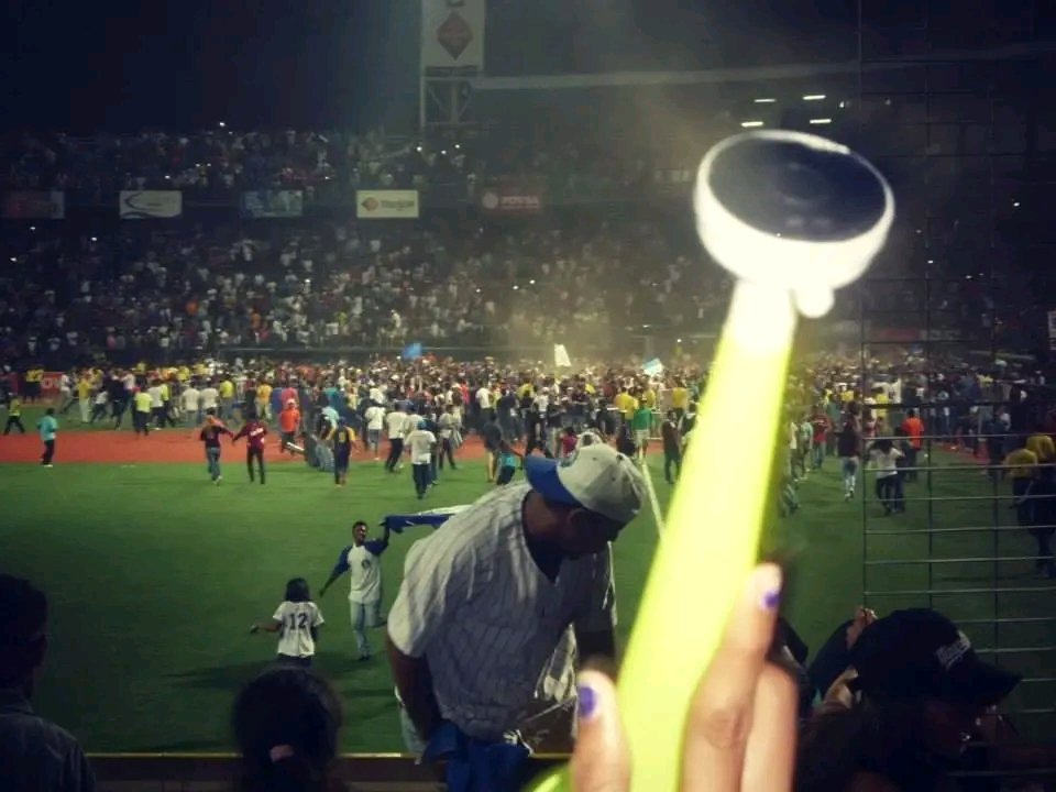 Yoswalarc's tweet image. #Inolvidable El campeonato de la 2013-2014, por mucho mi favorito, era la primera vez que veía en el mismísimo estadio al equipo de mi alma quedar campeón, además #Magallanes conquistaba el bicampeonato, y además demostró que el Oriente es Magallanero. 

#VamosMagallanes 💛⚓🚢💙