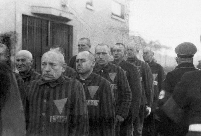 Los hombres homosexuales víctimas del Holocausto, que llevaban el triángulo rosa boca abajo, todavía eran considerados criminales cuando fueron liberados de los campos de concentración. A menudo eran enviados de nuevo a prisión para cumplir sus condenas.