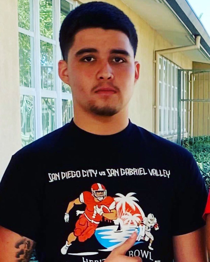 DwThaRbGuru's tweet photo. Team Daygo Player Spotlight:
This young man Christian Renteria from El Cajon High School, San Diego represented his campus faith Club well @ sign ups last week which was held at El Cajon High. He is Team San Diego’s leader of the faith for the Heritage Bowl 2024! #HeritageBowLA2024 🙏🏾💪🏾🌴✍🏾