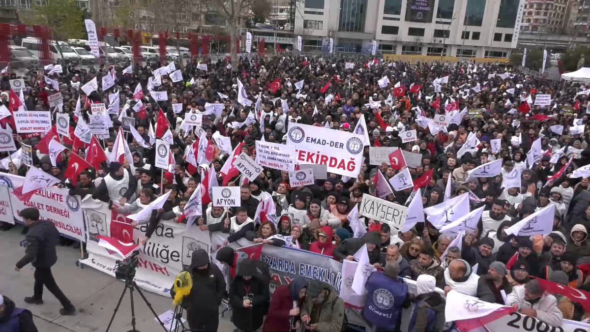 Akranlar arasında oluşan uçurumu hiç bir vicdan kabul edemez 

17 yıl/ 20 yıl …… yaş uçurumuna 
👇👇👇👇
#YeterArtık

#SecimiKademeBelirleyecek 
<a href="/EmadDernegi/">EMEKLİLİKTE ADALET DERNEĞİ ⚖️</a>