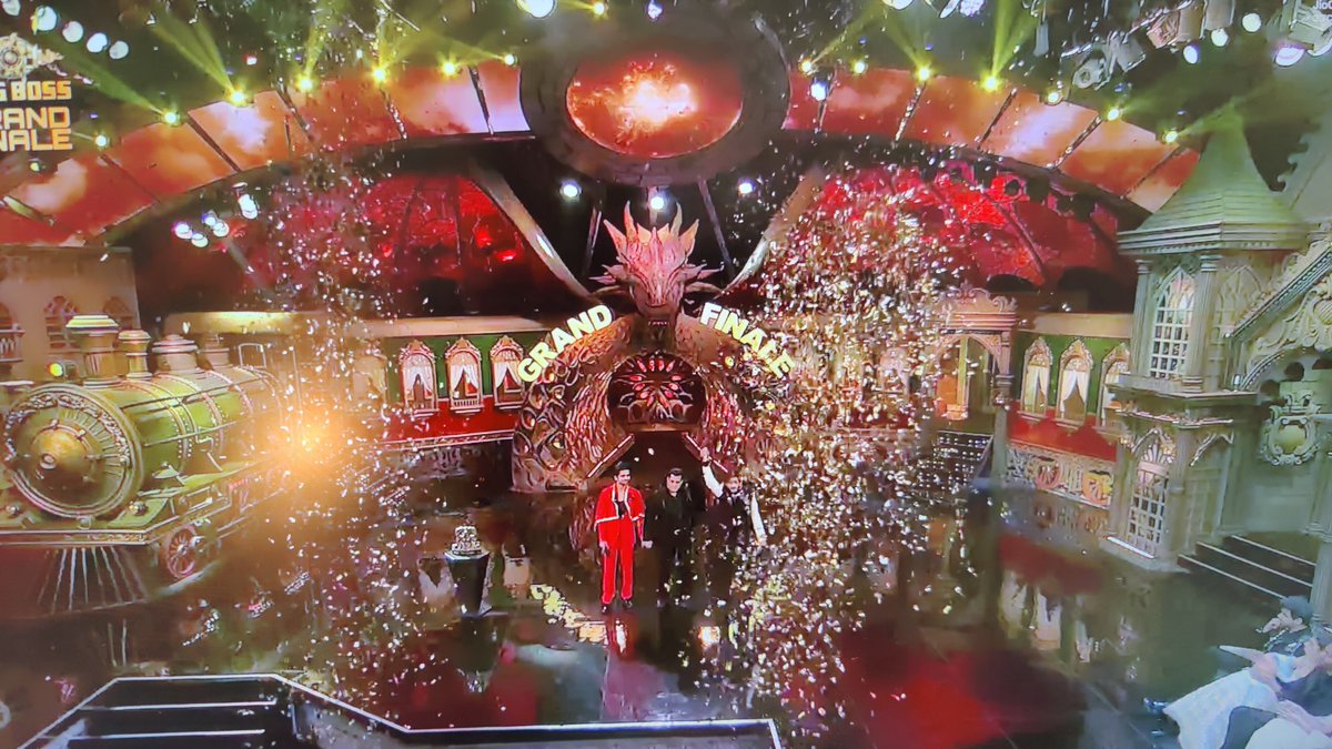 txrshadow1's tweet photo. And the Winner is #MunawarFaruqui

HBD KING MUNAWAR
MUNAWAR THE DEFINITE WINNER

 #MunawarFaruqui𓃵Trophy  #BB17WinnerMunawar #BB17Finale https://t.co/CpU9eXxSwX