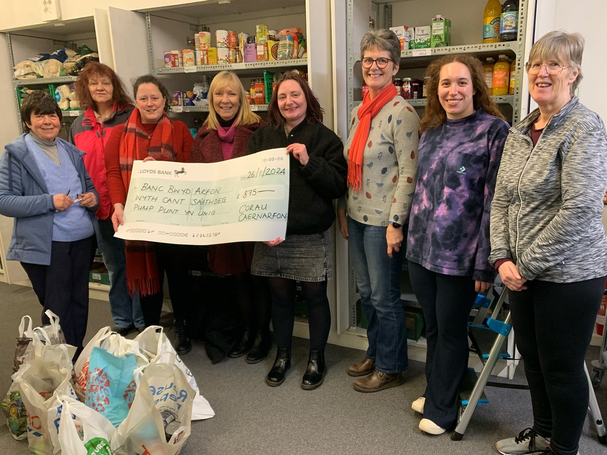 Côr Dre (@cor_dre) on Twitter photo Siec wedi’w gyflwyno i <a href="/BancBwyd/">Banc Bwyd Arfon Food Bank</a> yn dilyn Cyngerdd Nadolig Corau Caernarfon. Penderfynodd aelodau’r côr gyfrannu eitemau tuag at y banc bwyd hefyd! Dyma aelodau o’r pwyllgor yn cyflwyno’r rhoddion
<a href="/CorCaernarfon/">Côr Meibion Caernarfon</a> <a href="/caernarfon360/">Caernarfon360</a> <a href="/papurdre/">Papur Dre</a> Siec wedi’w gyflwyno i <a href="/BancBwyd/">Banc Bwyd Arfon Food Bank</a> yn dilyn Cyngerdd Nadolig Corau Caernarfon. Penderfynodd aelodau’r côr gyfrannu eitemau tuag at y banc bwyd hefyd! Dyma aelodau o’r pwyllgor yn cyflwyno’r rhoddion
<a href="/CorCaernarfon/">Côr Meibion Caernarfon</a> <a href="/caernarfon360/">Caernarfon360</a> <a href="/papurdre/">Papur Dre</a>