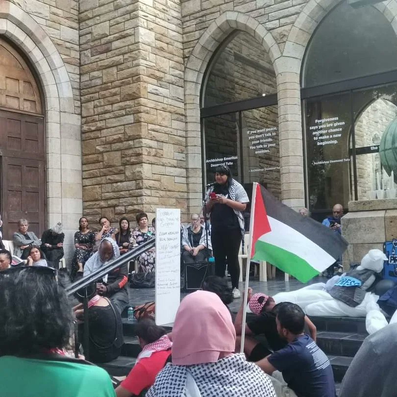 VOCfm's tweet photo. LOOK | Dozens of media workers and journalists in Cape Town came together  to pay tribute and commemorate the brave journalists who have lost their lives while reporting in Gaza. 
#Gaza_life_matters #gazajournalist
Photo: VOCfm https://t.co/lzt3ZA19JY