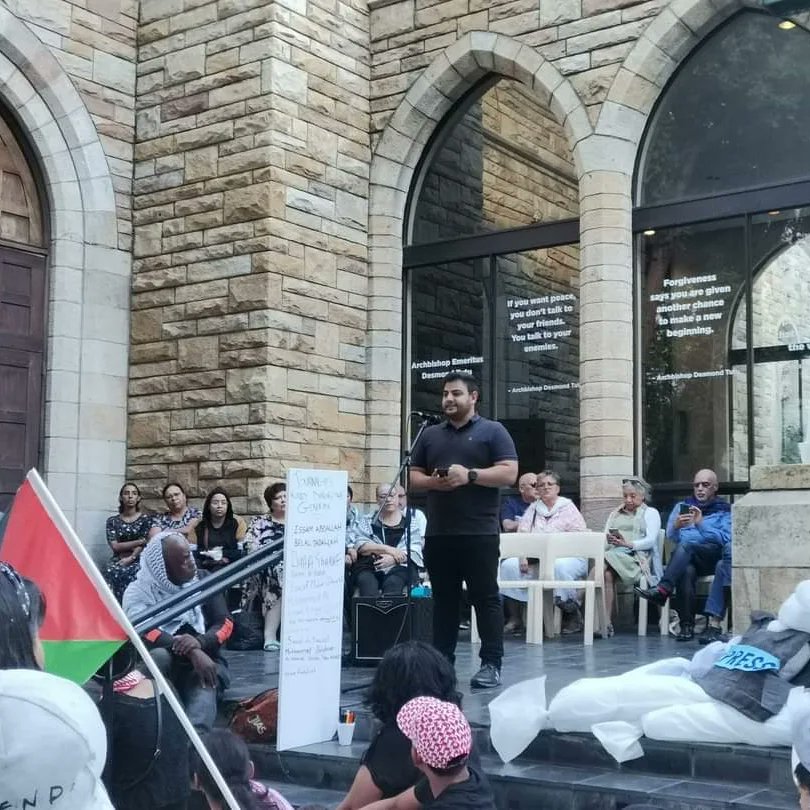 VOCfm's tweet photo. LOOK | Dozens of media workers and journalists in Cape Town came together  to pay tribute and commemorate the brave journalists who have lost their lives while reporting in Gaza. 
#Gaza_life_matters #gazajournalist
Photo: VOCfm https://t.co/lzt3ZA19JY