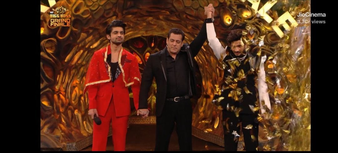 Bhavin_IYC's tweet photo. Congratulations To you #MunawarFaraqui𓃵  bhaii 🏆! You are the only deserving contestant from this season.🤘🏻🔥

TROPHY DONGARI AA GAYI

MUNAWAR LIFTS BB17 TROPHY

WINNER MUNAWAR FARUQUI https://t.co/zqP7rKyWnM
