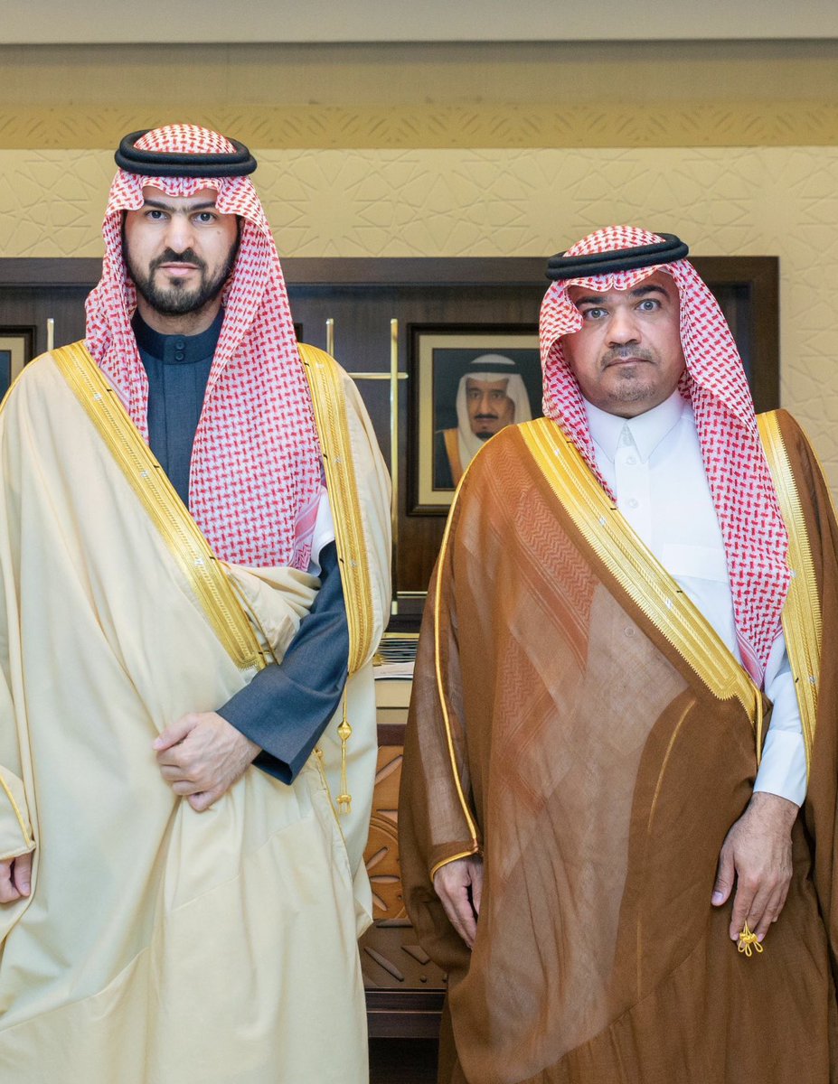 تشرفت اليوم بالسلام على صاحب السمو الملكي الامير سعود بن بندر بن عبدالعزيز نائب أمير المنطقة الشرقية. والأستماع لتوجيهات سموه الكريمة.
شكراً سيدي على الدعم والتحفيز الغير مستغرب من ولاة أمرنا حفظهم الله وأدام عزهم.