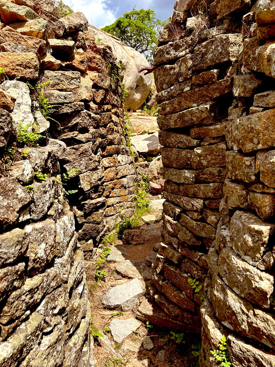 PeteVowles's tweet photo. MUTOKO. Zviri bhoo kuswera masikati kwaMutoko. Pandadya chikafu chakanaka @LodgeMutoko ndaenda kunotsvaga Makate Ruins &amp; Ruchera Cave. The site manager, Wonder, who’s looked after the place for 20 years, showed me around explaining the history &amp; continuing spiritual significance https://t.co/iHFQ8gBy0y