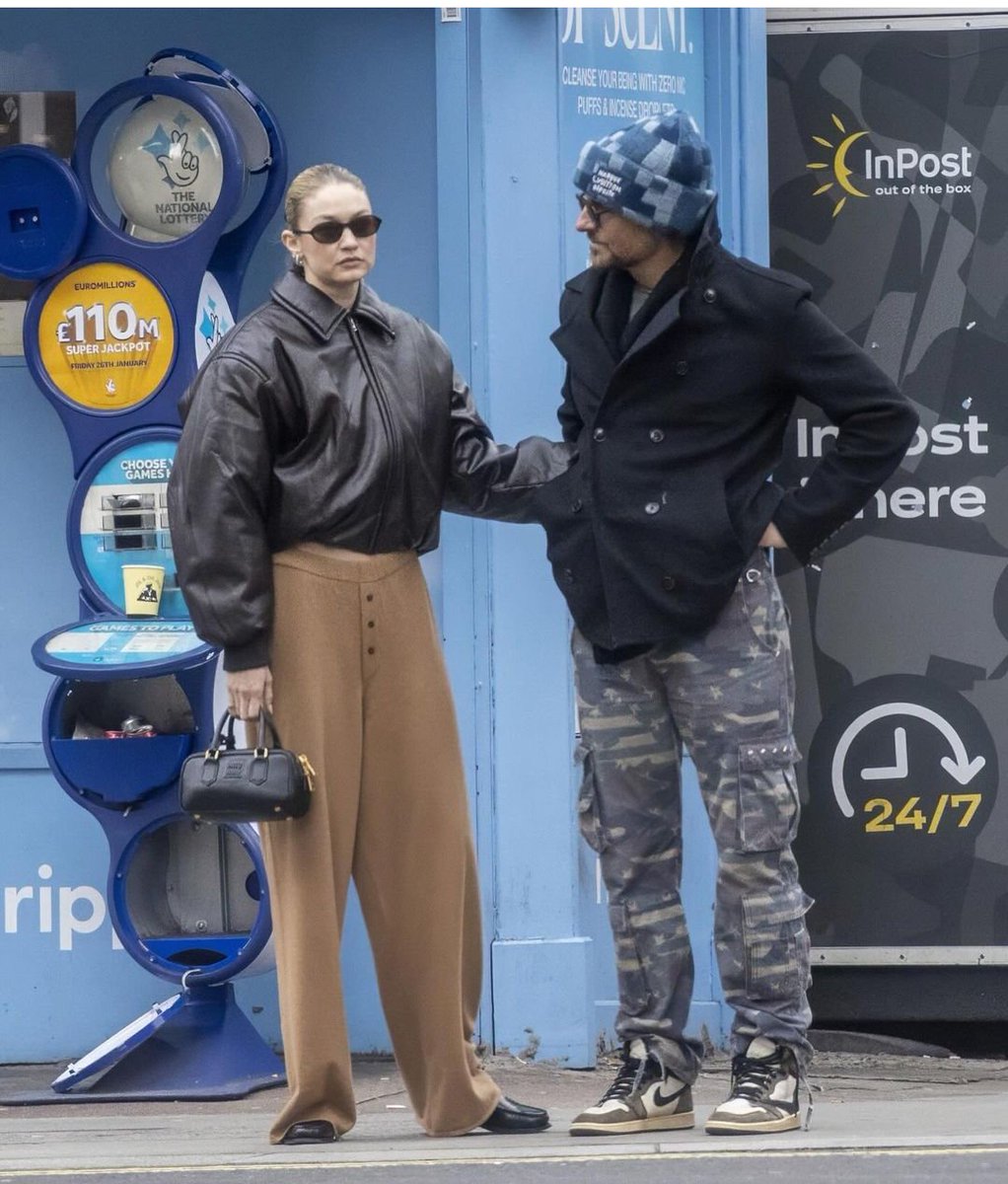 TheHadidsAccess's tweet photo. Gigi Hadid and Bradley Cooper holding hands in London few days ago. 

#GigiHadid #BradleyCooper #SuperModel #Hollywood #Actor #VictoriaSecret #TheTour23 #ParisFashionWeek #Modelling #Dating #Entertainment #EntertainmentNews #Paparazzi #LondonStreets #CelebrityCouple #HadidsAccess https://t.co/9LpwpcCiZv