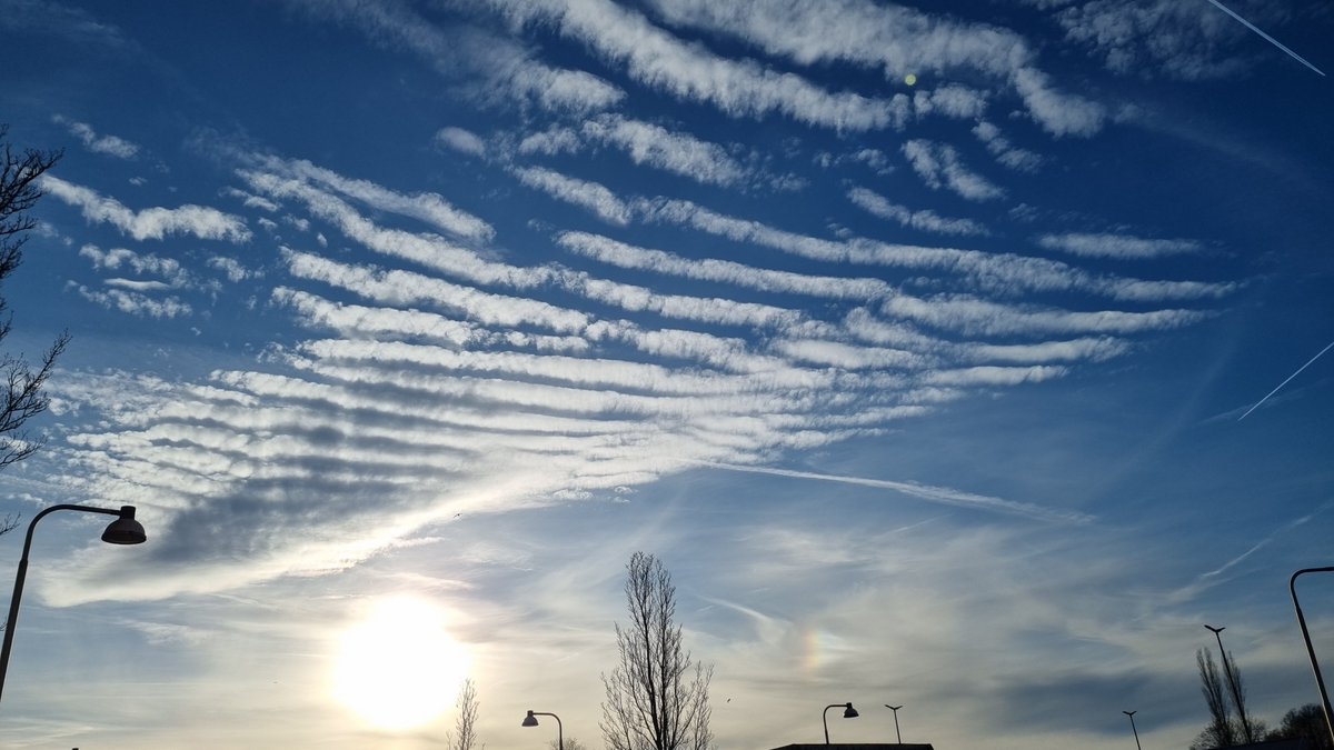 N_Heij's tweet photo. Mooie verschijnselen #sundo #bijzon kleine #kelvinhelmholz https://t.co/sPfezn8Ckx