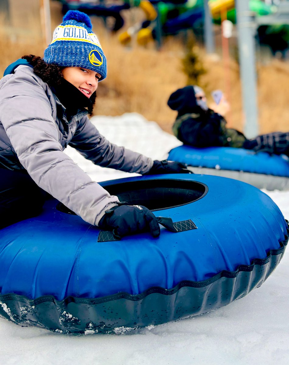 AliyahBrame's tweet image. Family fun❄️
#snowtubing #balance #camelback