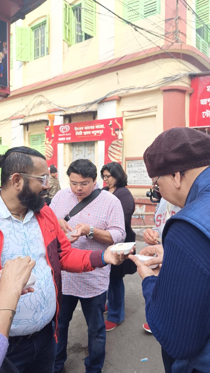 Here are glimpses of our #foodwalk in #kolkata . You can check out the tour and download the same from here - kolkata-classics.com/food-tours/

#kolkataclassics <a href="/PoutPretty/">Pout Pretty</a>