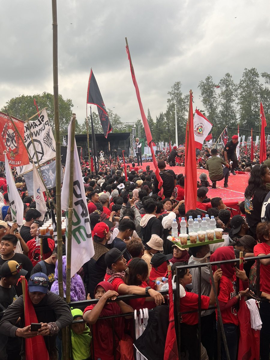 TitiRusdi's tweet image. Badan rentek tapi lega....hamdalah ramai lancar❤️
Temen2 Yogya luar biasa, helpful. Bersyukur banget bisa nyiapin acara begini 3 hari😷
Memang Yogya istimewa👍
Salam 🤟
#GanjarMahfud2024 
#KratonBersamaRakyat 
#progresif