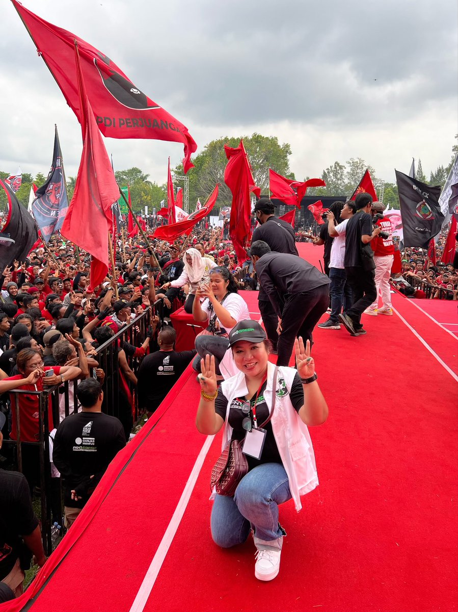 TitiRusdi's tweet image. Badan rentek tapi lega....hamdalah ramai lancar❤️
Temen2 Yogya luar biasa, helpful. Bersyukur banget bisa nyiapin acara begini 3 hari😷
Memang Yogya istimewa👍
Salam 🤟
#GanjarMahfud2024 
#KratonBersamaRakyat 
#progresif