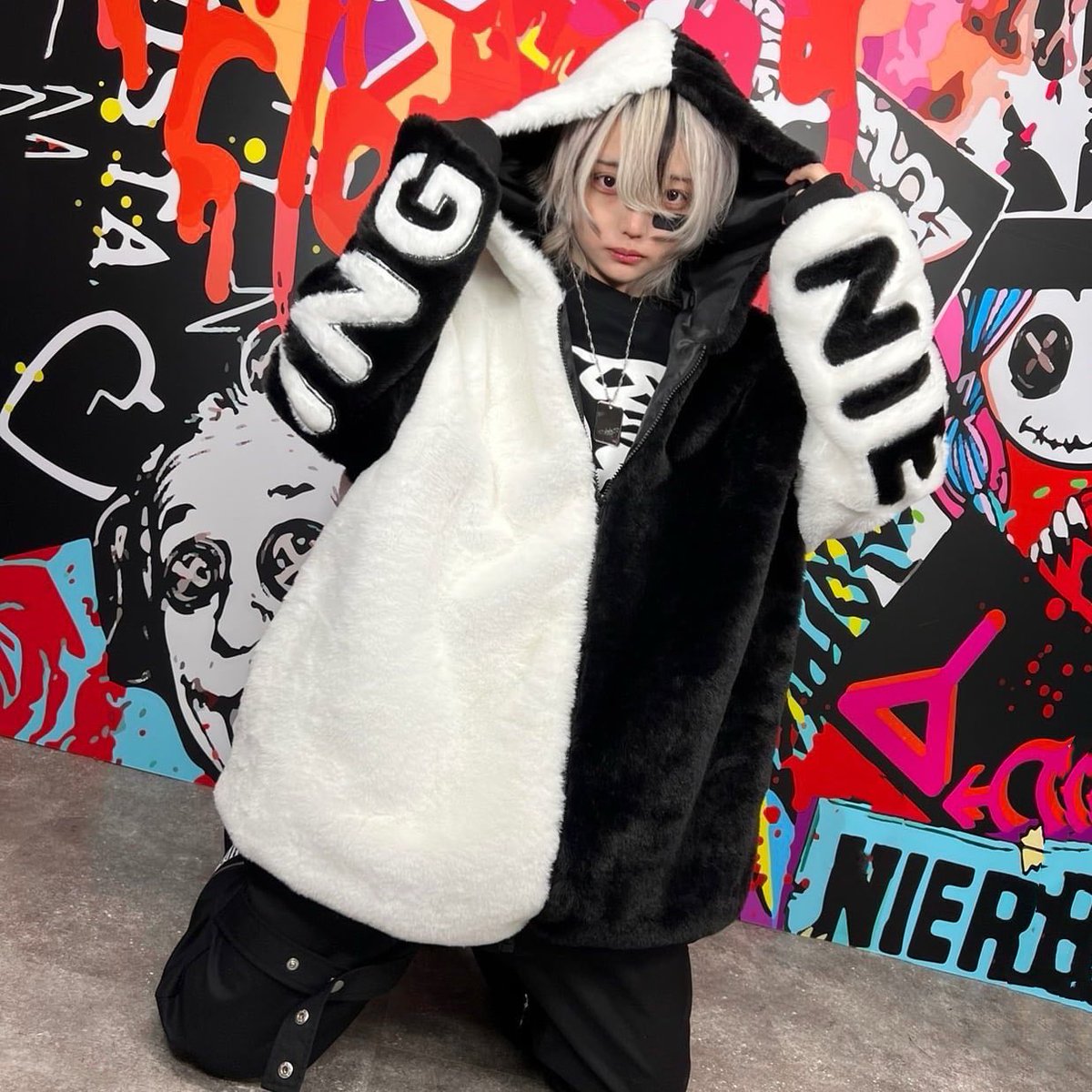 NieR_tokyo's tweet photo. 🎁本日〆切プレゼント企画🎁

超ふわもこBACK LOGO TWO-TONE 
ZIP OUTER【WHITE×BLACK】

🎁3名様にプレゼント🎁

ユニセックスアイテムです🐰

◼応募方法
フォロー(@NieR_tokyo) &amp; RT
◼締切〆  本日24時

���鍵垢の方も対象内です。

是非ご参加ください🙇‍♂️🙇‍♀️ https://t.co/ODx8zMFX5M