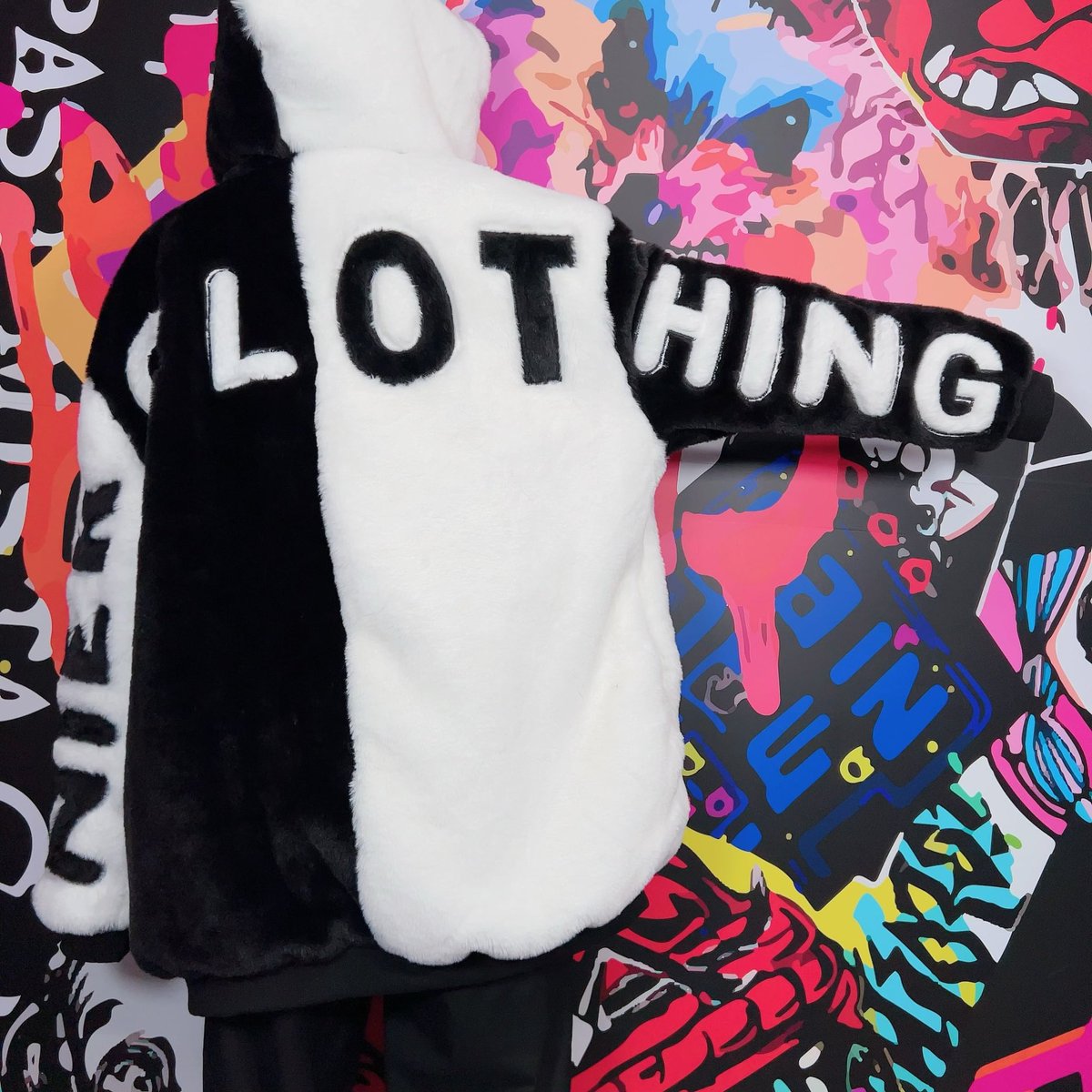 NieR_tokyo's tweet photo. 🎁本日〆切プレゼント企画🎁

超ふわもこBACK LOGO TWO-TONE 
ZIP OUTER【WHITE×BLACK】

🎁3名様にプレゼント🎁

ユニセックスアイテムです🐰

◼応募方法
フォロー(@NieR_tokyo) &amp; RT
◼締切〆  本日24時

���鍵垢の方も対象内です。

是非ご参加ください🙇‍♂️🙇‍♀️ https://t.co/ODx8zMFX5M