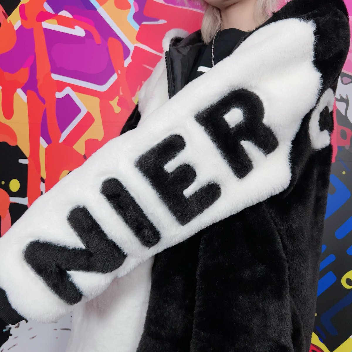 NieR_tokyo's tweet photo. 🎁本日〆切プレゼント企画🎁

超ふわもこBACK LOGO TWO-TONE 
ZIP OUTER【WHITE×BLACK】

🎁3名様にプレゼント🎁

ユニセックスアイテムです🐰

◼応募方法
フォロー(@NieR_tokyo) &amp; RT
◼締切〆  本日24時

���鍵垢の方も対象内です。

是非ご参加ください🙇‍♂️🙇‍♀️ https://t.co/ODx8zMFX5M