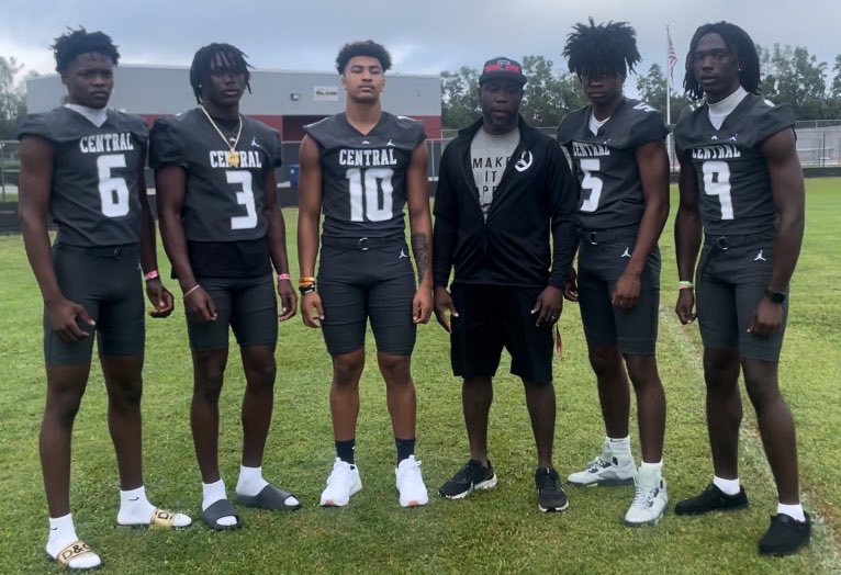 Ajsharp5's tweet photo. Sunday Funday with Tom Lemming @lemmingreport @6goneslide @tonywill25 @AntoineSharpWPB @CoachT_22 @CameronDwyer_1 @takeemdeep9_ @PBCbroncosFBALL 🏈💪@cbssports https://t.co/8iRLK2B6XK