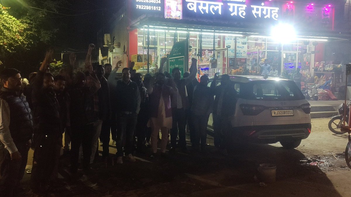 TheUpenYadav's tweet photo. राजस्थान-मध्यप्रदेश के बीच ईस्टर्न राजस्थान कैनाल प��रोजेक्ट (ERCP) पर बनी सहमती। 
इस योजना से राजस्थान के 13 जिलों में पेयजल संकट का समाधान होगा और शाहपुरा विधानसभा क्षेत्र को भी पीने का पानी मिलेगा l
शाहपुरा मंडी तिराहे और मनोहरपुर गांधी चौक में कार्यकर्ताओं के साथ पटाखे छोड़कर माननीय प्रधानमंत्री जी का और मुख्यमंत्री जी का आभार जताया l
सिंचाई के लिए यमुना के पानी के लिए भी हमारा प्रयास जारी रहेगा l