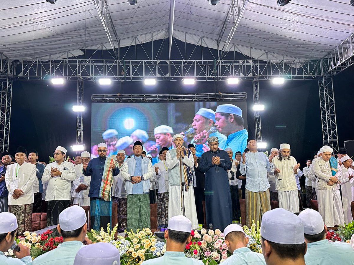 warga Kudus terus menengadahkan tangan ke langit untuk sebuah kemenangan dan keberkahan
#HujanBerkah02