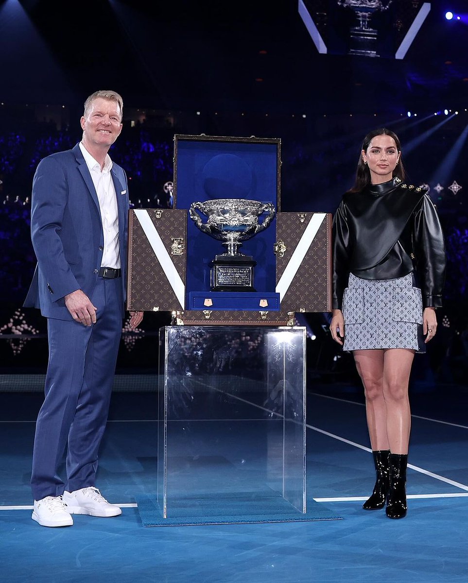 DuonoeDitOlub's tweet photo. Ana de Armas Wears Louis Vuitton While Presenting Norman Brookes Challenge Cup Trophy Ahead of Australian Open Men's Final 2024! ๐
#anadearmas #louisvuitton #normanbrookes #AustralianOpen2024 #australianopenfinal #AustralianOpen #JannikSinner #fyp https://t.co/Vq0o28bNOP