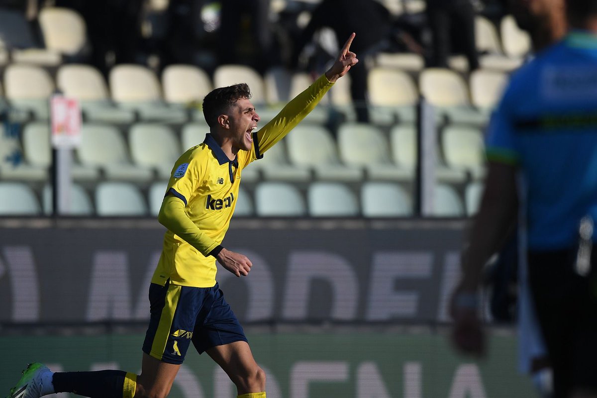 iotifomodena's tweet photo. Capisco l'esaltazione per #Sinner, ma se dobbiamo parlare di sportivi italiani di 22 anni che hanno compiuto un'impresa storica darei spazio a Fabio #Ponsi che segna il 3-0 al Parma con un gomito fuori sede #avantigialli https://t.co/h3DybOwK0O
