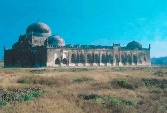 یہ بابری مسجد ہے 😭 میں نے تصویر کو یادداشت کے طور پر چھوڑ دیا، اگر میری آئی ڈی بچ گئی تو پھر آنے والی نسلیں دیکھیں گی۔ آپ بھی اسے شئیر کر دیں