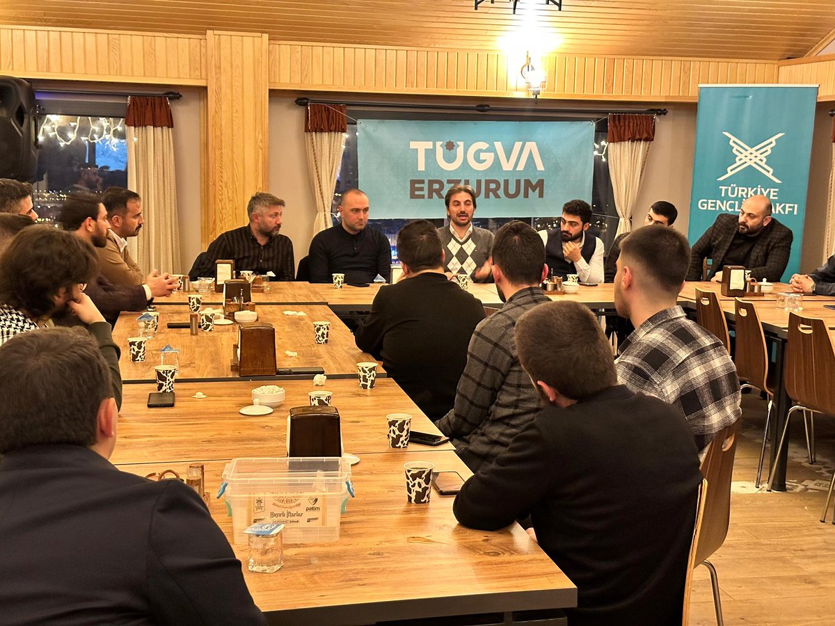 TUGVA_Onculer's tweet photo. 📍Erzurum

🗓️27.01.2024

🌡️- 19

Bu kadar güzel insanlarla beraberken hiç üşünür mü?

“Can Erzurum’un yeri başka” dedik, kuruluşumuzun ilkleri arasında yer alan teşkilatımızla bir araya geldik.

Öncülerin öncüsü @ismailemanet Başkanımızla #TügvanınDünüBugünü’nü konuştuk. https://t.co/5CwmSHO9sg