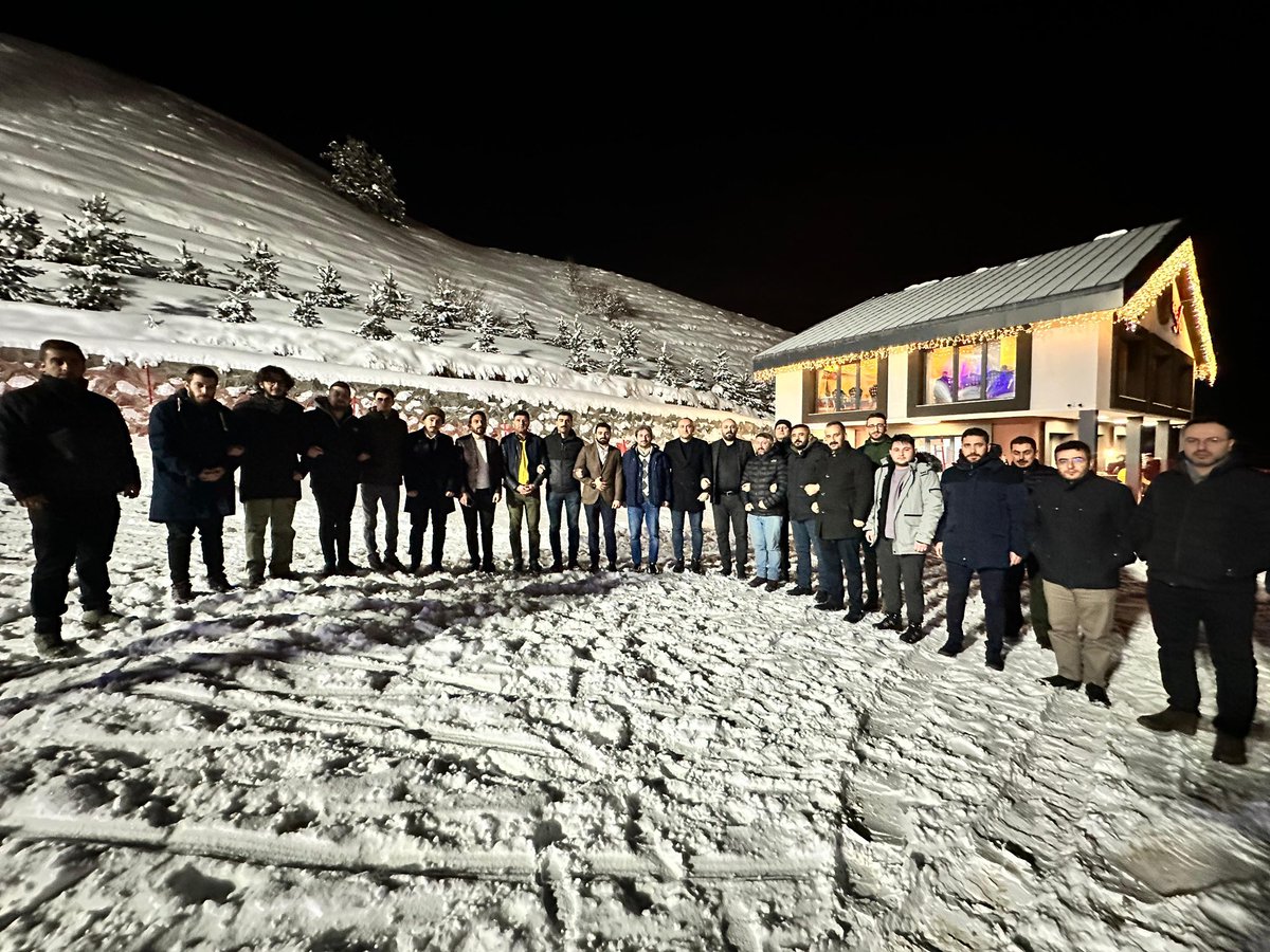 TUGVA_Onculer's tweet photo. 📍Erzurum

🗓️27.01.2024

🌡️- 19

Bu kadar güzel insanlarla beraberken hiç üşünür mü?

“Can Erzurum’un yeri başka” dedik, kuruluşumuzun ilkleri arasında yer alan teşkilatımızla bir araya geldik.

Öncülerin öncüsü @ismailemanet Başkanımızla #TügvanınDünüBugünü’nü konuştuk. https://t.co/5CwmSHO9sg