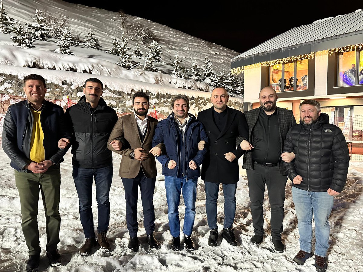 TUGVA_Onculer's tweet photo. 📍Erzurum

🗓️27.01.2024

🌡️- 19

Bu kadar güzel insanlarla beraberken hiç üşünür mü?

“Can Erzurum’un yeri başka” dedik, kuruluşumuzun ilkleri arasında yer alan teşkilatımızla bir araya geldik.

Öncülerin öncüsü @ismailemanet Başkanımızla #TügvanınDünüBugünü’nü konuştuk. https://t.co/5CwmSHO9sg